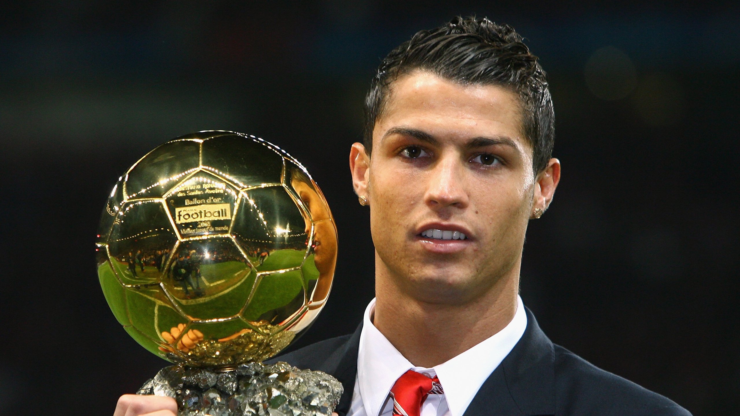 巴黎签下一名欧洲顶级中场，战术布局更加丰富，巴黎中断比赛