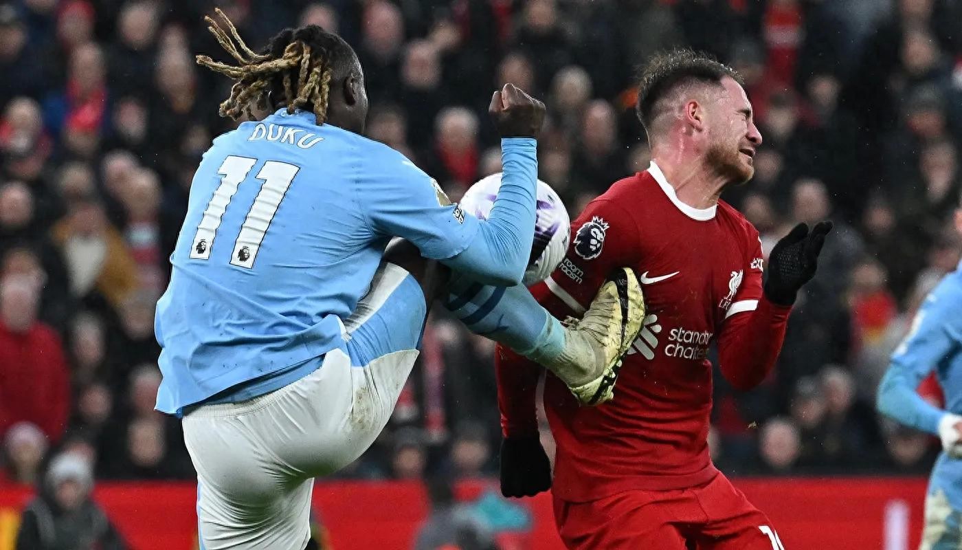 开云体育在线-英超裁判判罚再惹争议，VAR能救场吗？ 