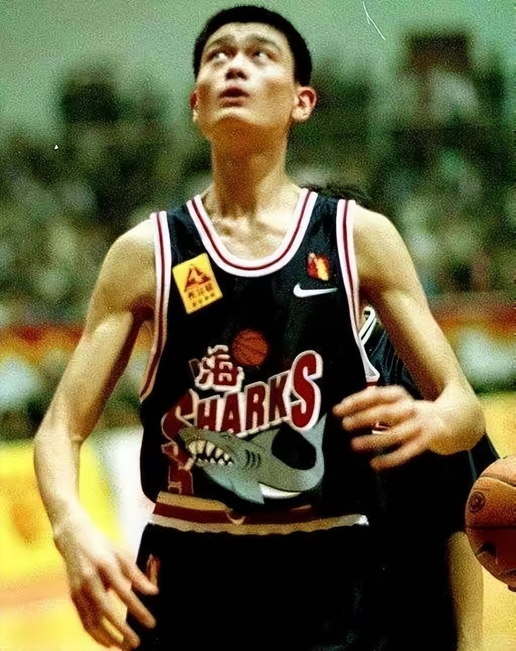 开云体育在线下-CBA老照片：姚明21岁青涩模样，初显巨星相的简单介绍