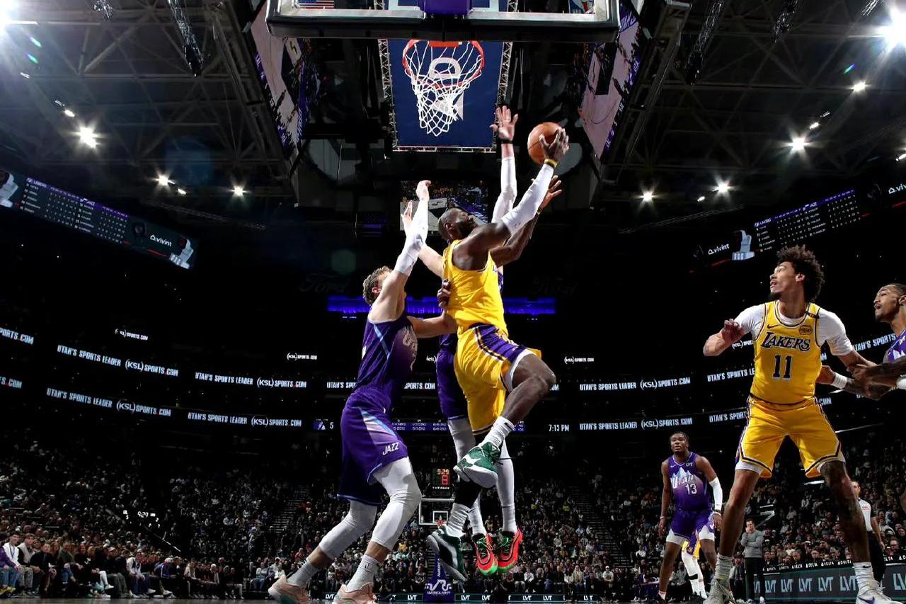 开云体育在线-包含湖人vs篮网圣诞大战：詹姆斯&杜兰特对轰40+的词条