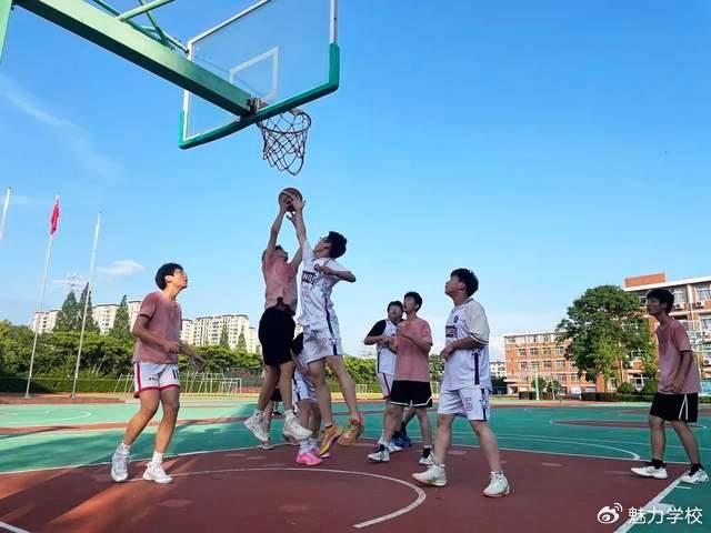 包含校园篮球明星：抖音百万粉丝高中生引关注的词条